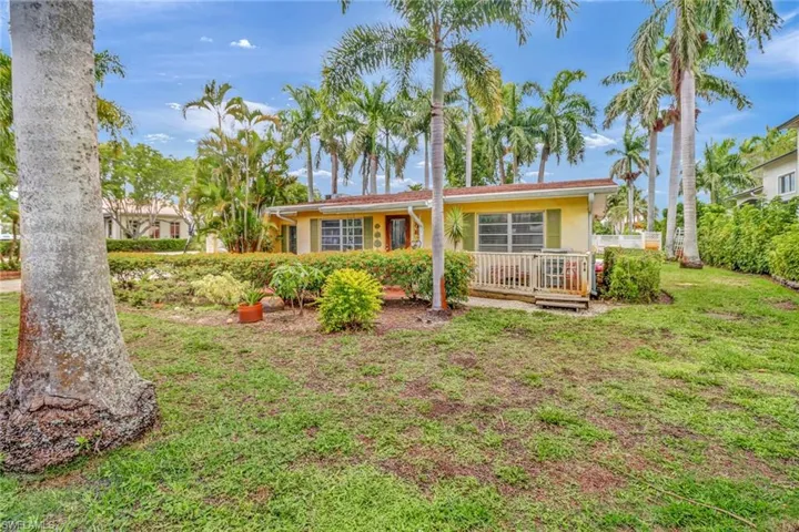 View of front of home featuring a front yard