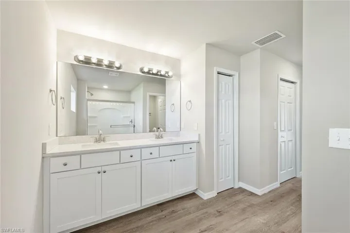 owner's ensuite bathroom
