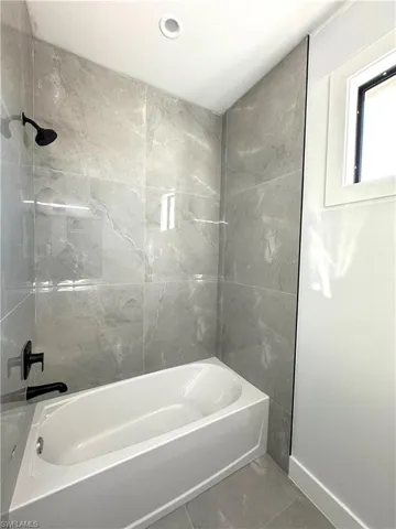 Bathroom with tiled shower / bath