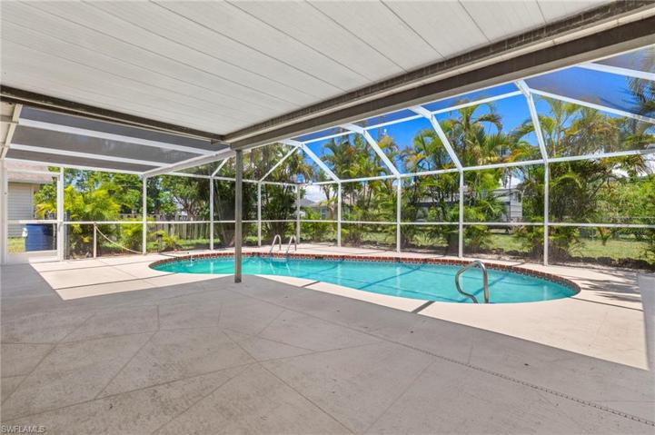 915 SW 31st TER, CAPE CORAL FL 33914