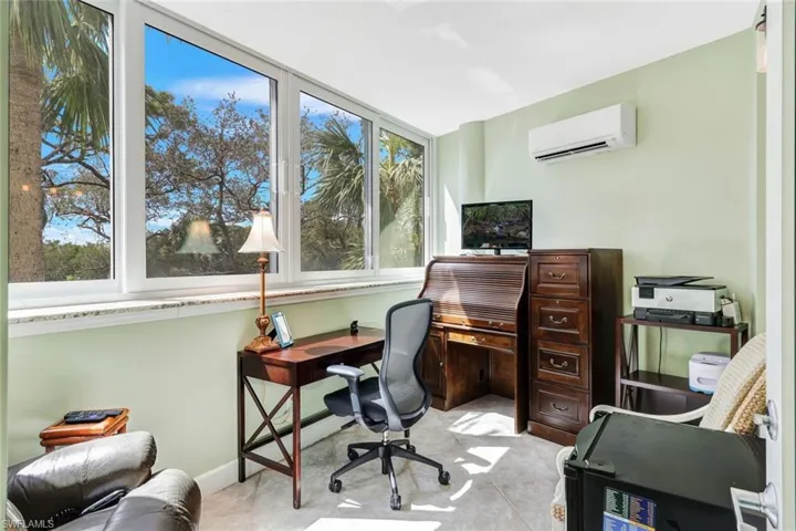 Separate sunny Office