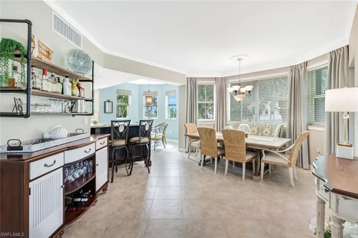 Dining area and Breakfast Bar