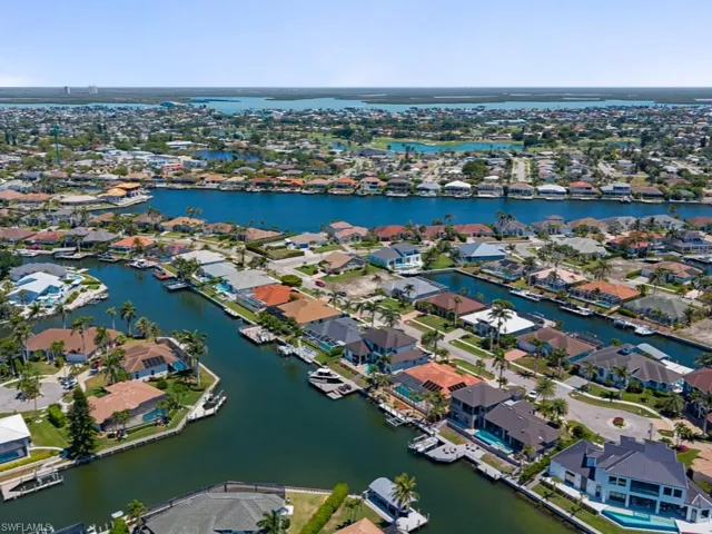 Bird's eye view featuring a residential view and a water view