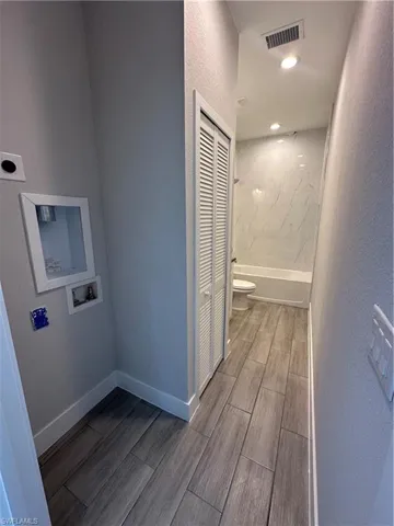 Bathroom with toilet and tiled shower / bath