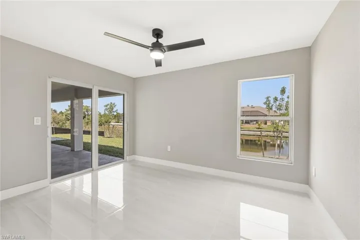 optional second owner's suite with private bath and lanai access/segundo dormitorio principal con bano privado y acceso a la terraza