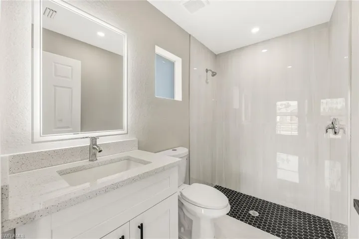 optional second owner's suite - private bath/segundo dormitorio principal - bano privado