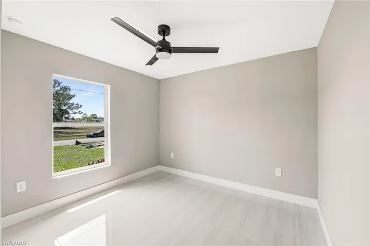 guest room 3 or office, den, flex room/habitacion de invitados 3, o oficina o cuarto de televisor