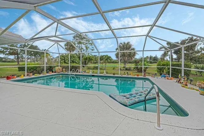 Large swimming pool. Great Golf course view