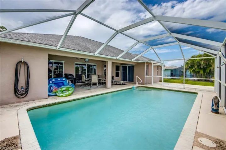 Screened in swimming pool area