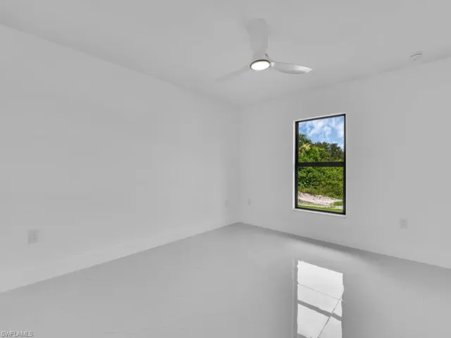 Empty room with ceiling fan