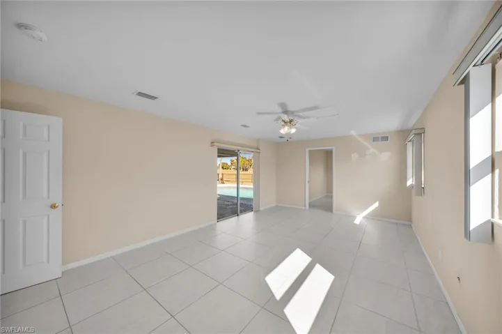 Tiled empty room with ceiling fan