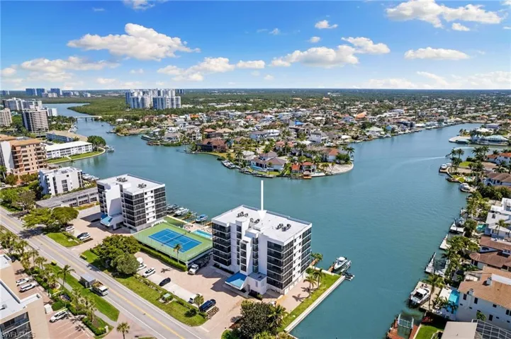 10420  Gulf Shore  DR, Naples, FL 34108
