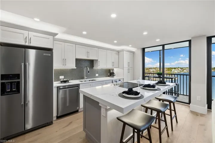 10420  Gulf Shore  DR, Naples, FL 34108
