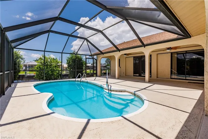 POOL & LANAI