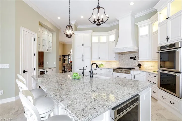 Chef's Kitchen w. Large Center Island & Bespoke Cabinetry