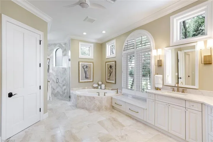 Remodeled Marble Bath w. Large Walk-in Shower & Soaking Tub