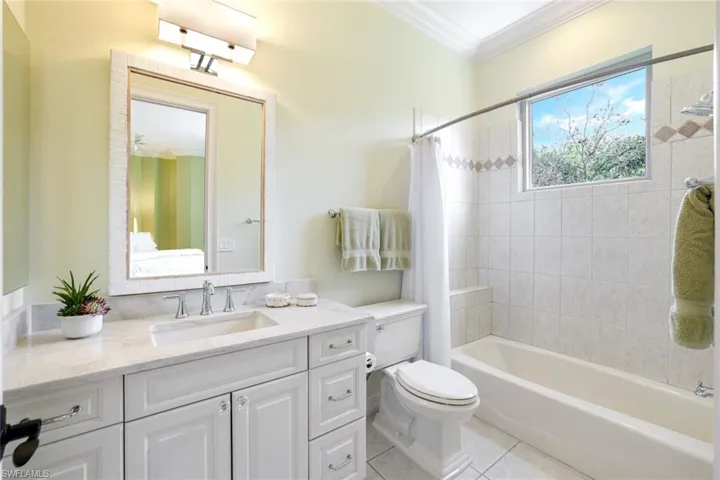 En-Suite Bath w. Tub-Shower & Quartzite-topped Vanity