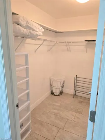 walk in loset located in rimary bedroom