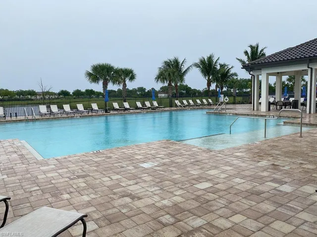 Spacious swimming pool with integrated sun shelf