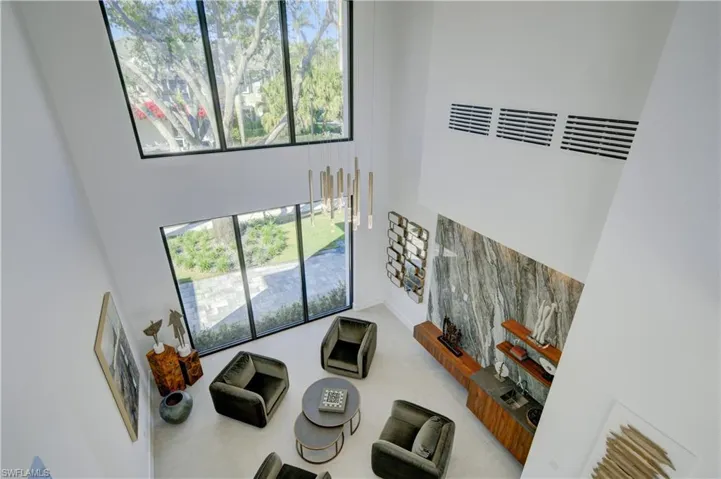 Living room with a high ceiling