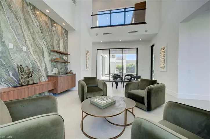 Living room with a high ceiling