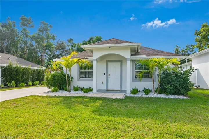 View of front facade with a front yard