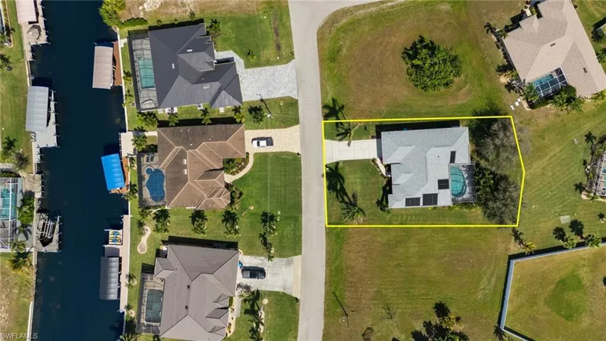 Bird's eye view featuring a residential view and a water view
