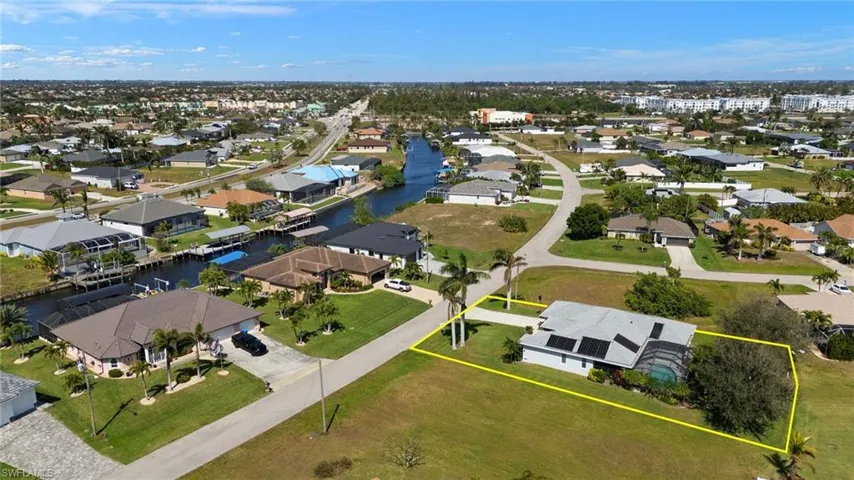 Bird's eye view featuring a residential view and a water view