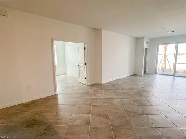 Tiled empty room with baseboards