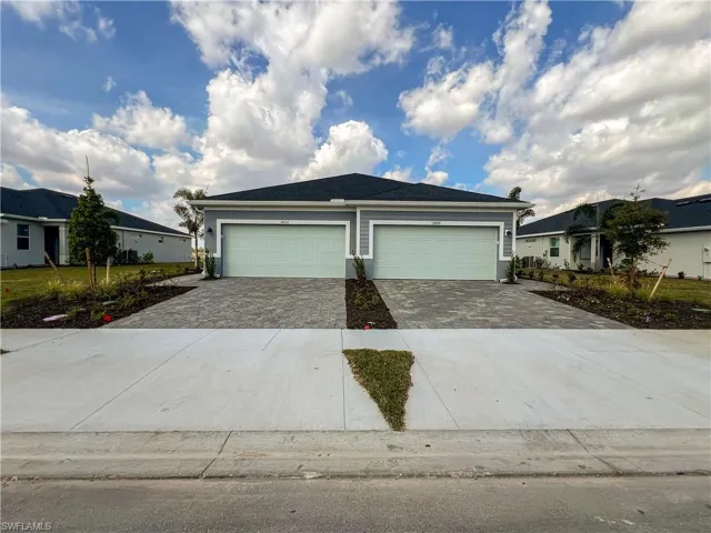 Single story home with decorative driveway