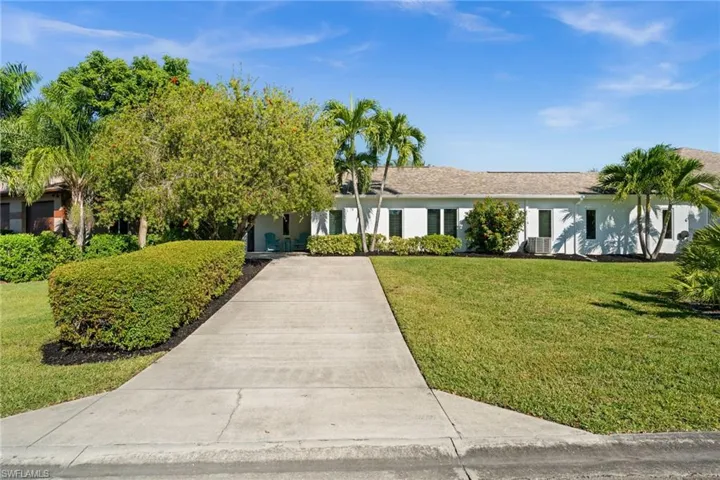 With its own driveway and entrance, this guest house offers unmatched flexibility.