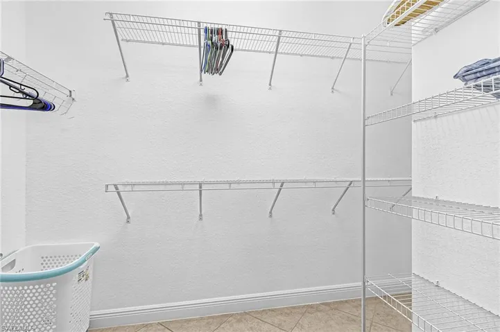 Primary bedrm walk in closet