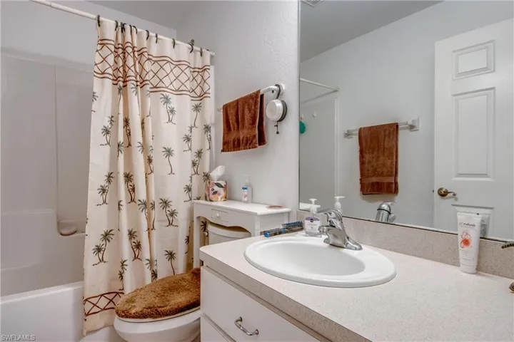 Full bathroom featuring vanity, toilet, and shower / bath combo