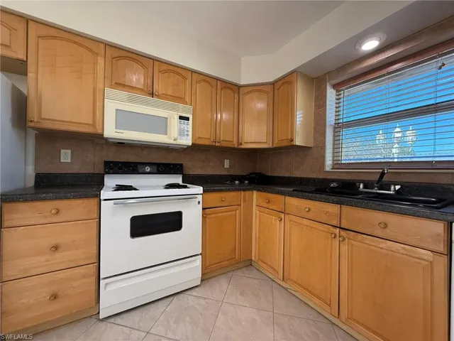 224 SE 3rd  TER, Cape Coral, FL 33990