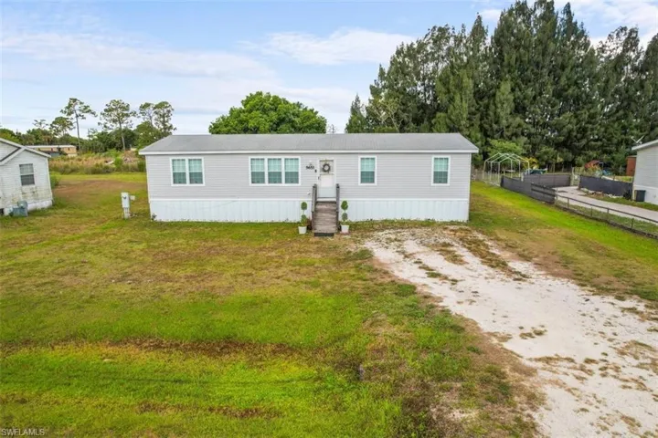 Manufactured / mobile home featuring a front lawn