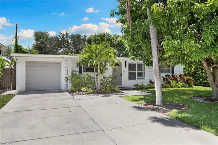 2160 Holiday Ln, Naples, Florida 34104