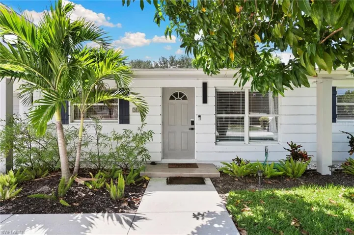 2160 Holiday Ln, Naples, Florida 34104