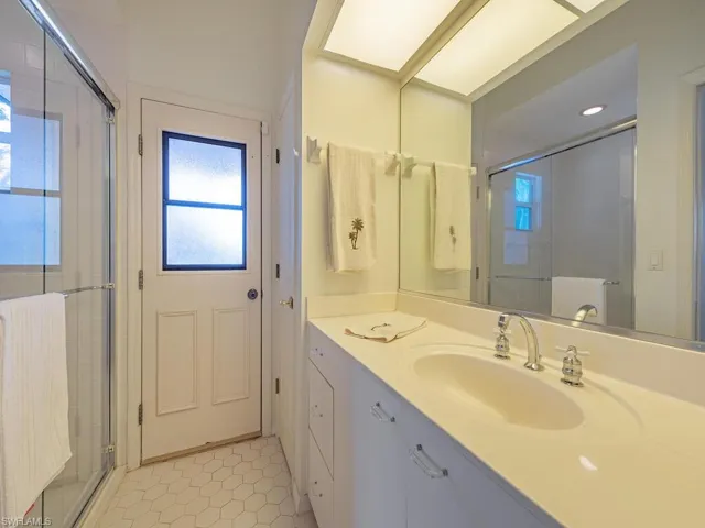 Guest bedroomn #1 with en-suite which also accesses the lanai!