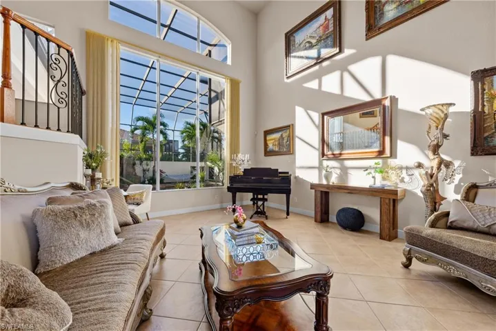 Tiled living room with a high ceiling