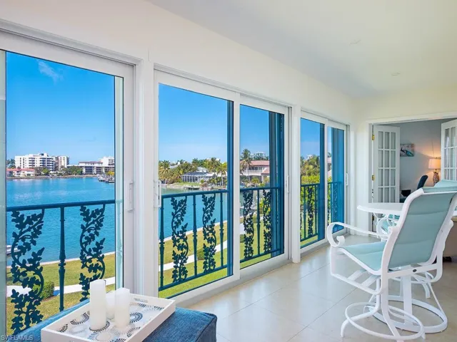 383  Harbour  DR, Naples, FL 34103