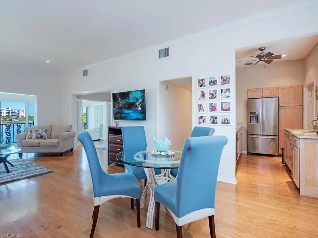 383  Harbour  DR, Naples, FL 34103