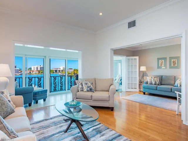 383  Harbour  DR, Naples, FL 34103