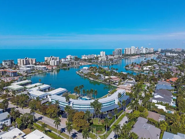 383  Harbour  DR, Naples, FL 34103