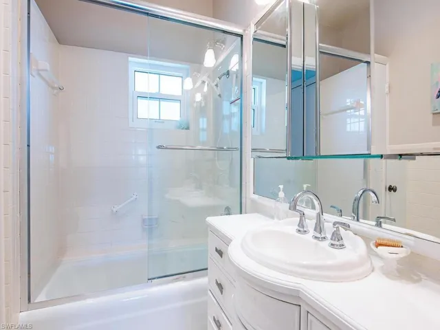 383  Harbour  DR, Naples, FL 34103