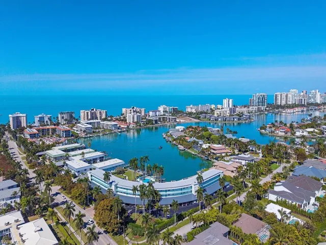 383  Harbour  DR, Naples, FL 34103