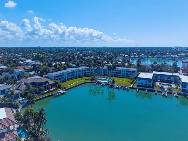 383  Harbour  DR, Naples, FL 34103