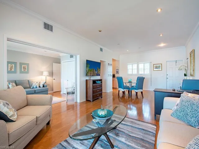 383  Harbour  DR, Naples, FL 34103