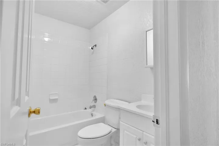 Guest Bathroom w/ tub
