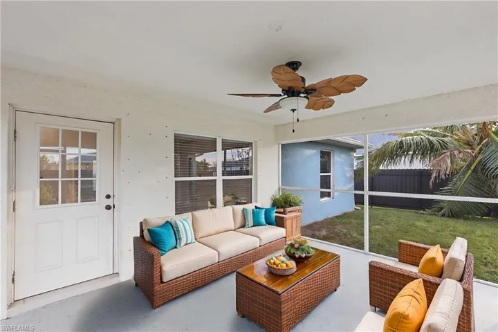 Sunroom / solarium with ceiling fan