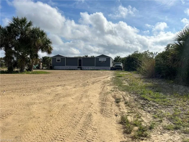 View of yard featuring dirt driveway